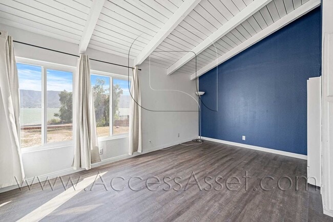Building Photo - Charming Upstairs 2 Bed/1 Bath Unit With F...