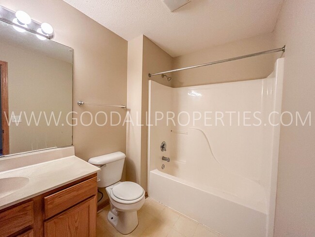 Building Photo - 2 Bedroom 1.5 Bathroom Townhome in West De...