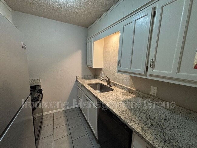 Building Photo - 4420 S Union Ave