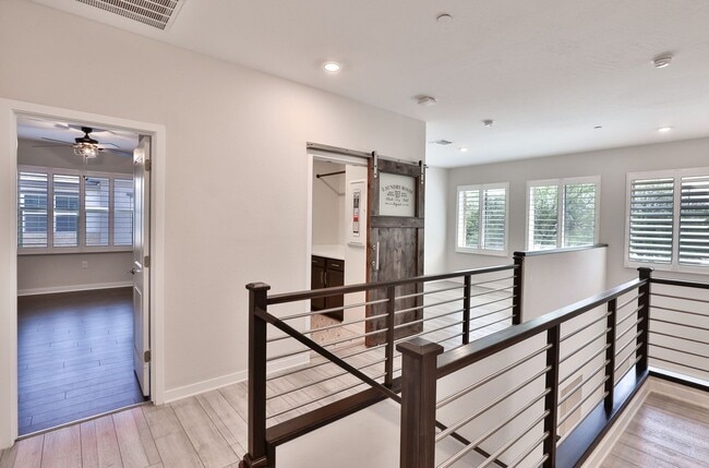 Building Photo - Gorgeous 4bed/3 bath End Unit Condo in Gil...