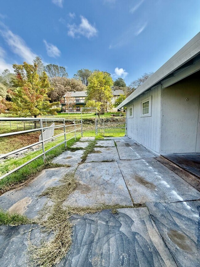 Building Photo - Unique Horse property with 2 units