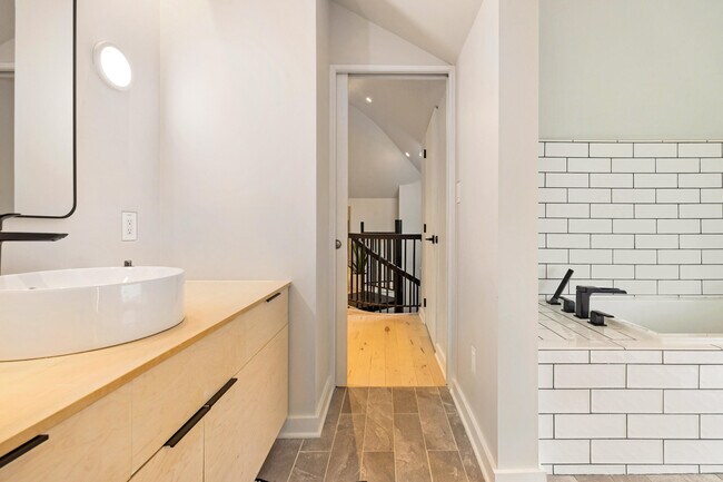 Building Photo - 4445 N Frederick Ave