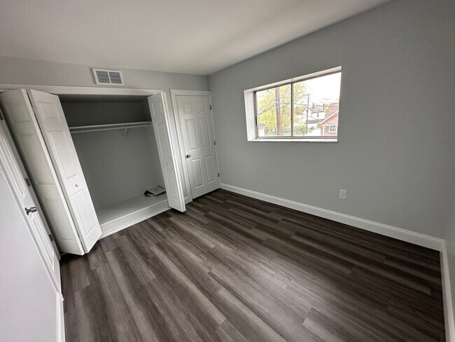 Building Photo - 902 Erdner Ave
