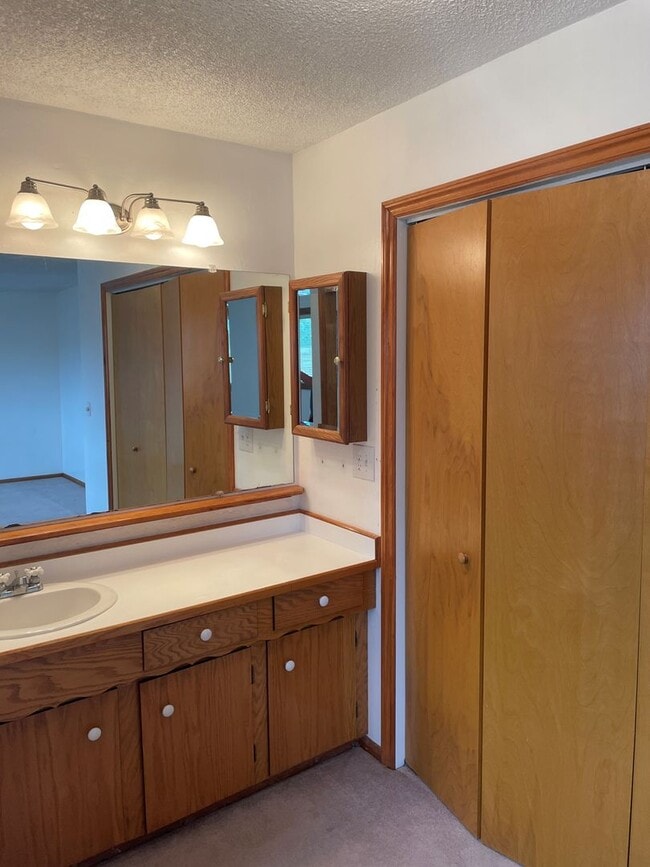 Building Photo - Charming 3 Bedroom, 2 Bath Home with Attac...