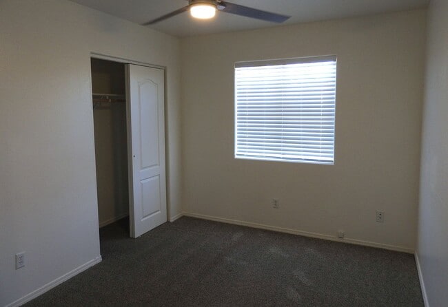 Building Photo - Beautiful 3+2 Corner Lot home near the Golf Course!