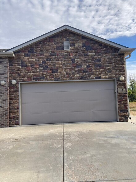 attached garage! - 1121 Turtle Creek Rd