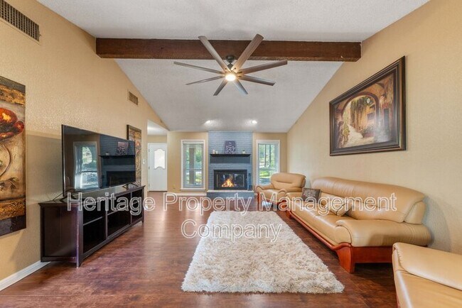 Building Photo - 1174 Mooncrest Dr