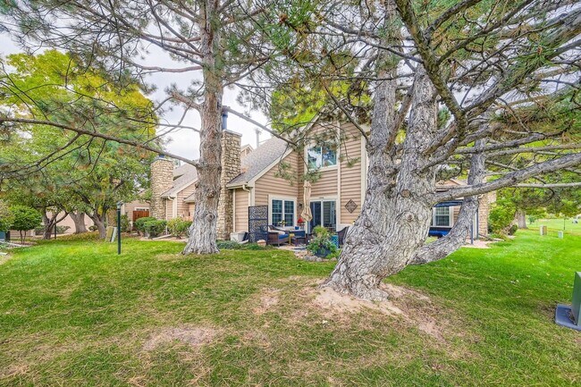 Building Photo - Stylish Townhome with Loft, Fireplace & Ga...