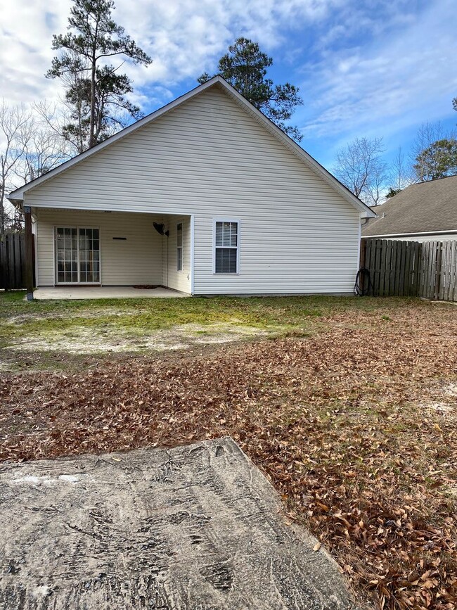 Building Photo - 3 bedroom, 2 bathroom Home in Hampstead