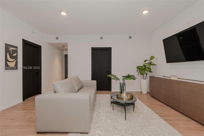 Building Photo - 398 NE 5th St