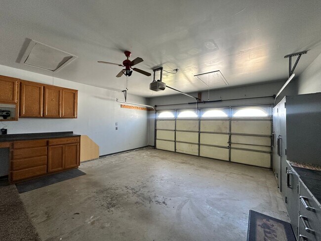 Building Photo - SE Visalia home coming soon!!