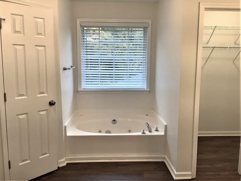 Building Photo - 106 Sweetland Ct