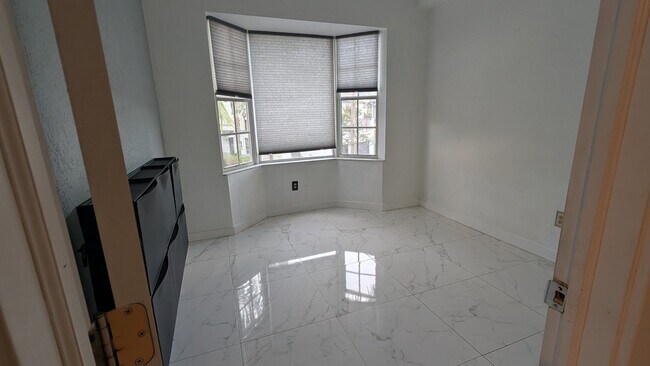 Building Photo - 721 SW 148th Ave