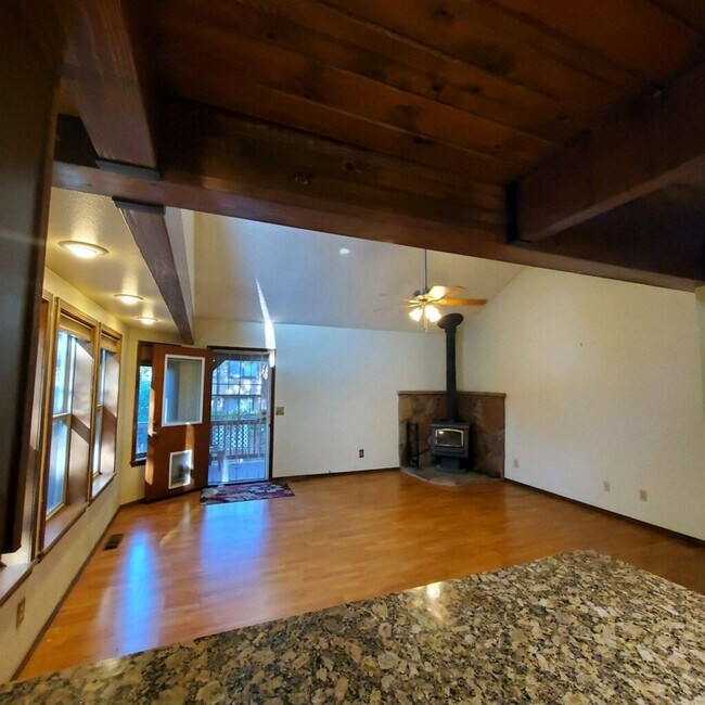 Building Photo - Beautiful home on Skyline Drive