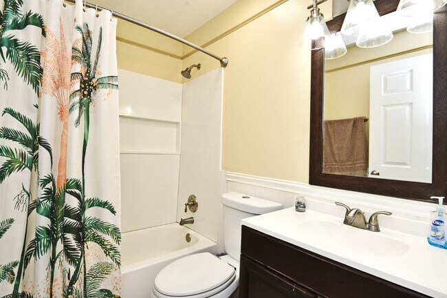 Building Photo - Charming 3/2 home 32825