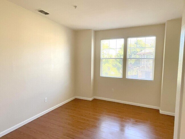 Building Photo - 915 Joree Ln