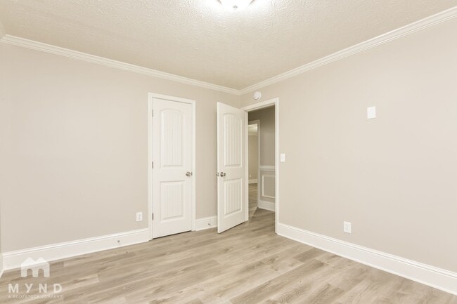 Building Photo - 151 Adrian Dr
