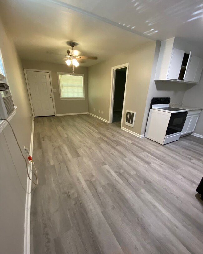 Building Photo - 120 Hadley Dr