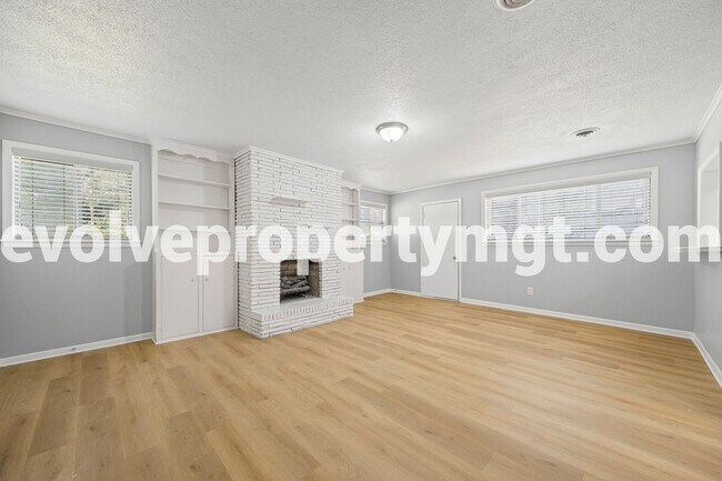 Building Photo - 995 Avon Rd