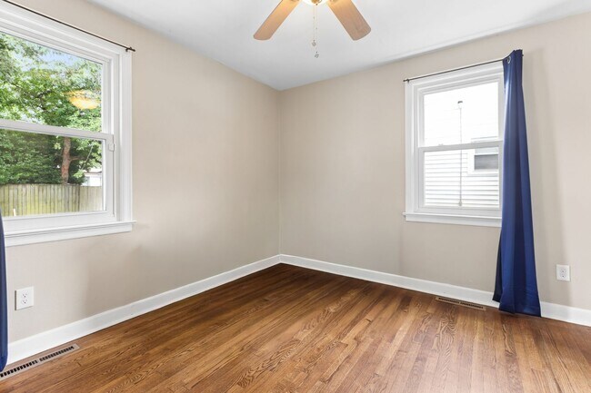 Building Photo - Renovated Bayview Beach Home!