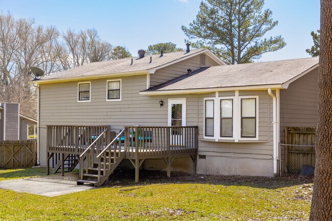 Building Photo - 2062 Woodbine Cir