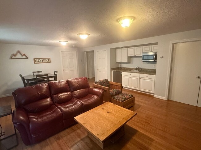 Building Photo - Spacious & Comfortable 4 Bedroom House - C...