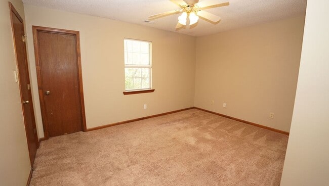 Building Photo - Cinnamon Ridge – 3 bedrooms and 2 baths