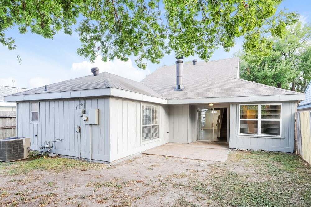 Building Photo - 13519 Dripping Springs Dr