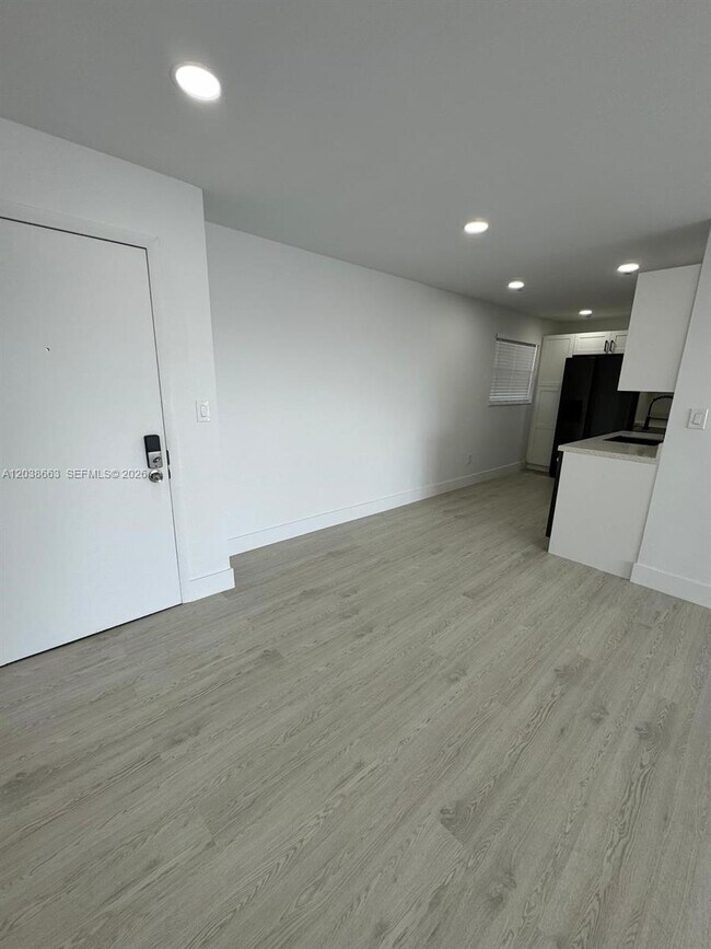 Building Photo - 9280 Fontainebleau Blvd