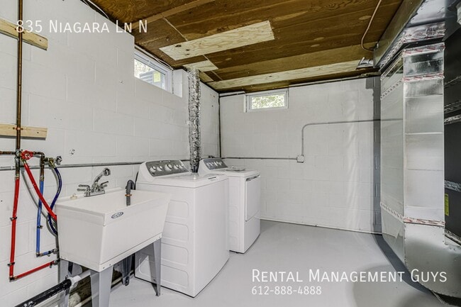 Building Photo - Stunning 4 Bedroom Home! Wayzata School District!