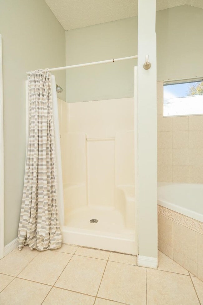 Building Photo - 728 Willow Wood Pl