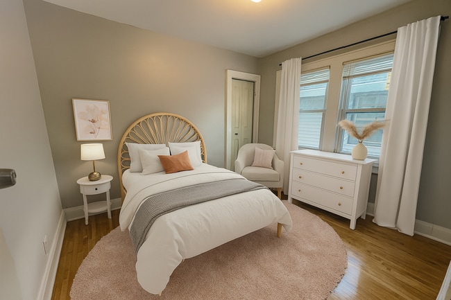 Building Photo - Huge 6 Bed with 2 Bonus Rooms for Den/Offi...