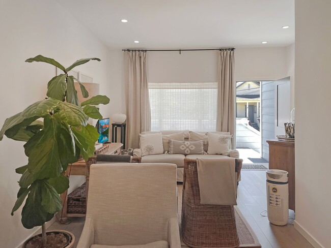 Building Photo - Remodeled and Modern, Open Floor-plan, Lux...