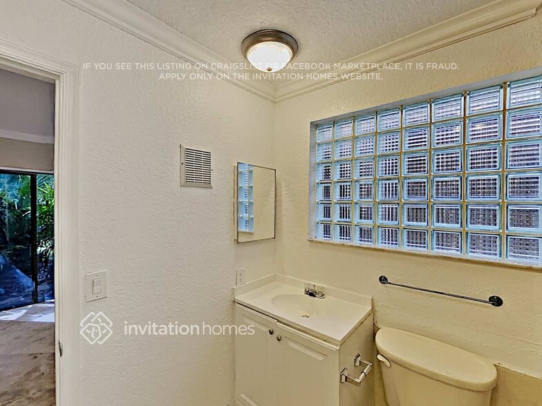 Building Photo - 800 SW 87th Terrace