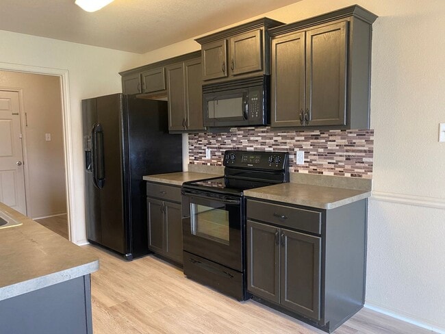 Building Photo - 3 Bedroom Conveniently Located