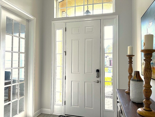 Building Photo - Fully Furnished, Stunning 4/4, Available I...