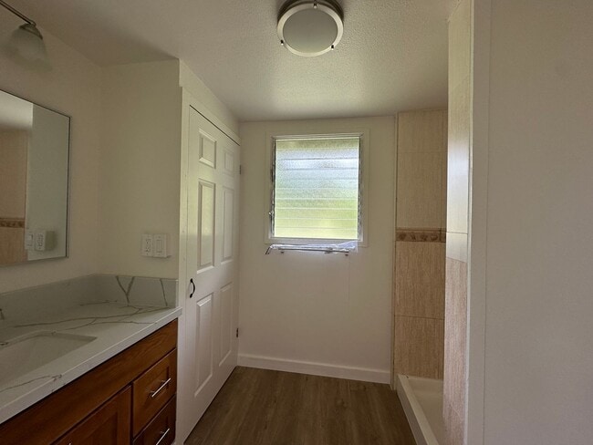 Building Photo - 3BD/2BA with extra living space