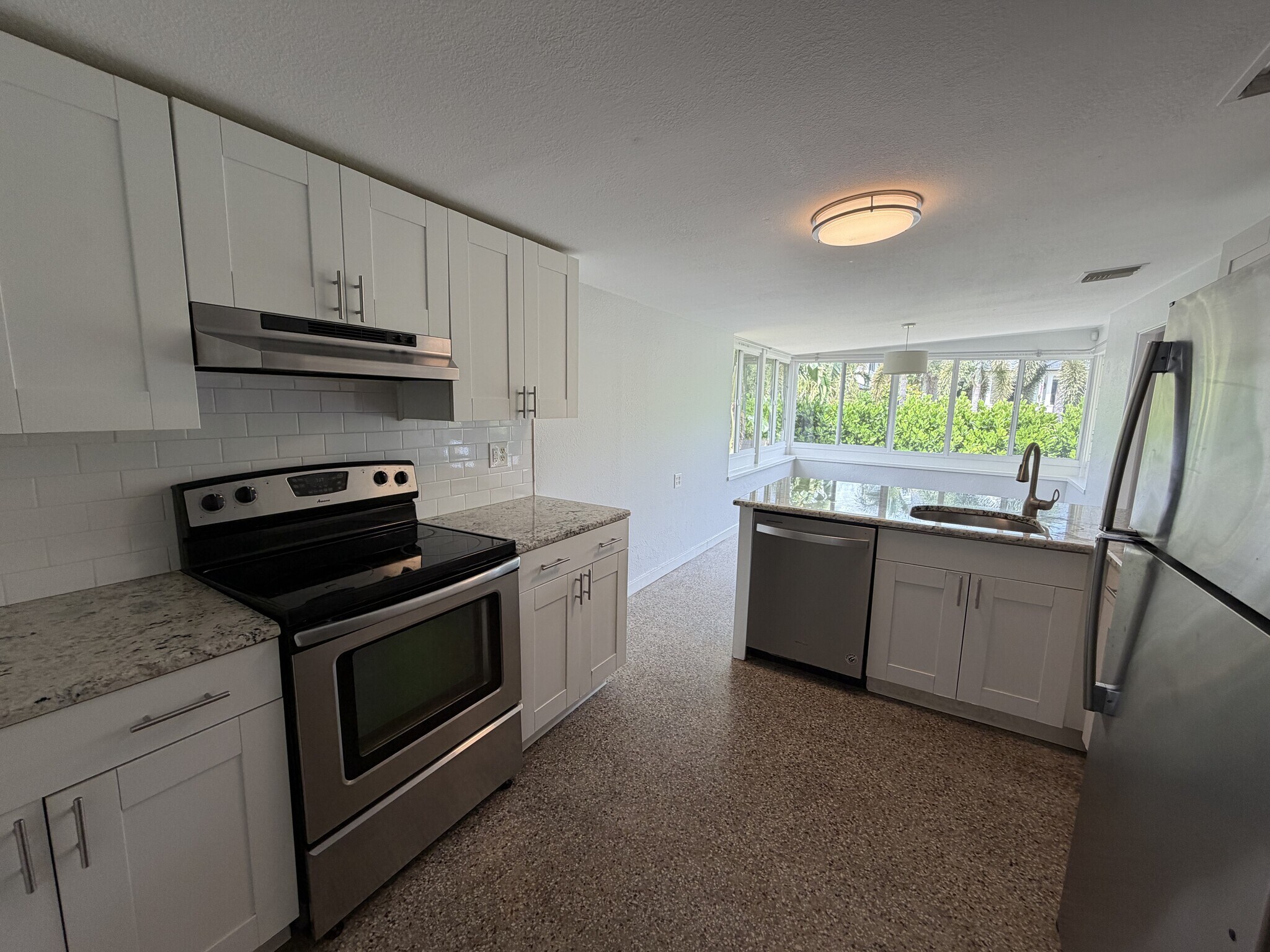 Building Photo - 2 Bed/2 Bath