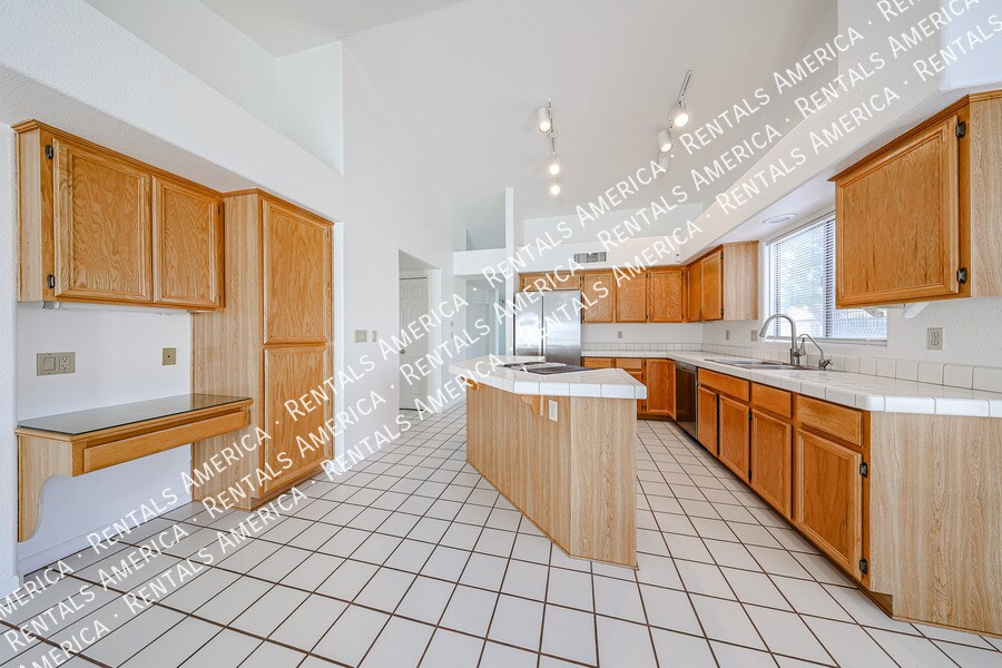 Building Photo - 15831 N 6th Ave