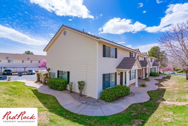 Building Photo - 2 Bedroom Townhome Available