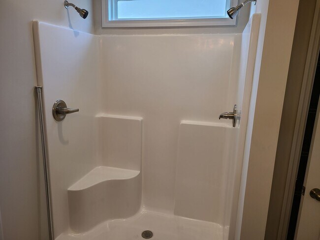 Building Photo - Beautiful 3 bedroom, 2.5 bath townhome - H...