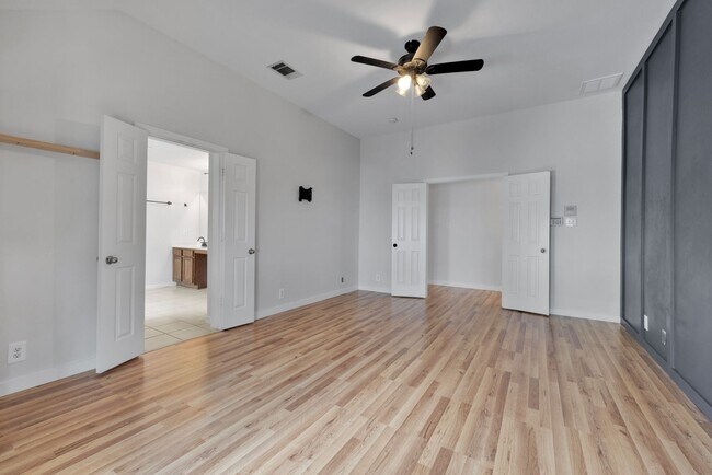 Building Photo - 136 Brook Shire
