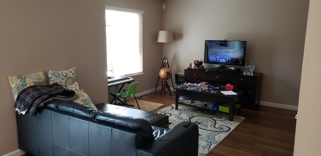 Building Photo - Excellent 3 Bed/2.5 Bath Mountain Shadows ...