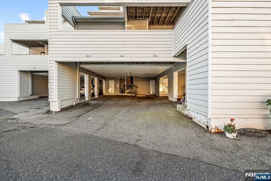 Building Photo - 750 Mainsail Ln