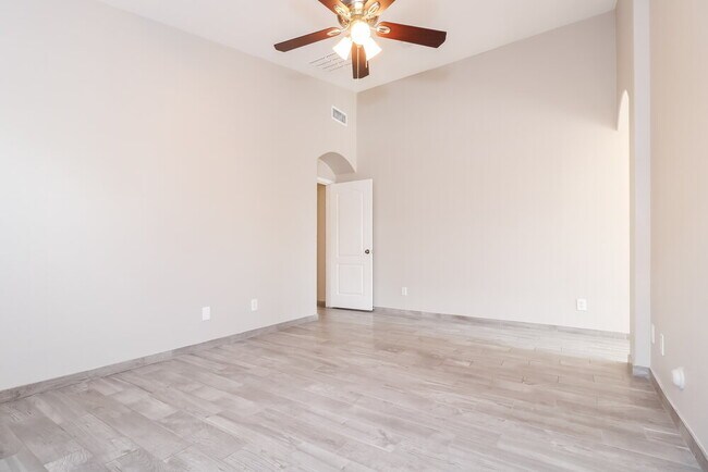 Building Photo - 15881 W Latham St