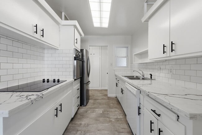 Building Photo - Spacious South San Francisco Home with Large Backyard, Garage & In-Unit Laundry