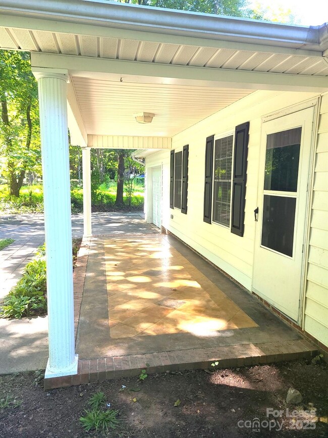 Building Photo - 2025 Hart Rd
