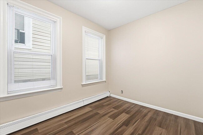 Building Photo - 169 Zabriskie St
