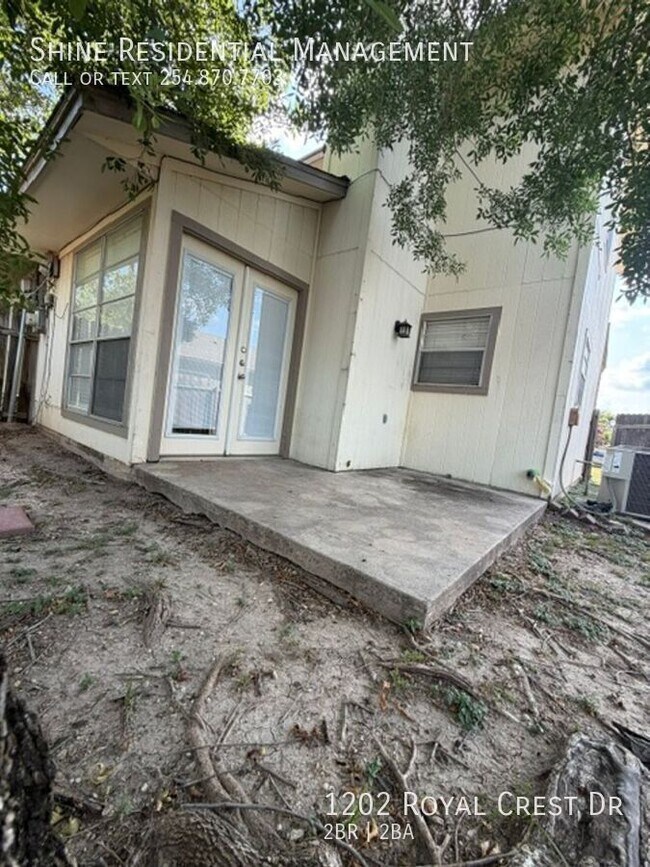 Building Photo - 1202 Royal Crest Dr