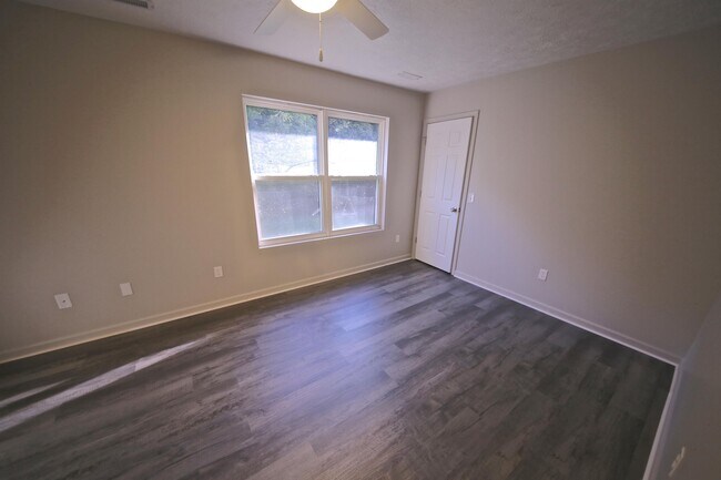 Building Photo - 876 Meadowlands Dr